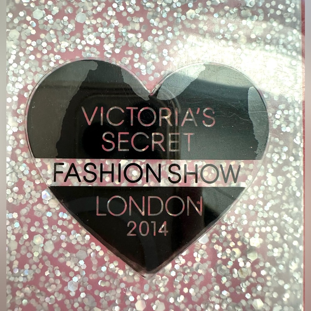 VICTORIAS SECRET FASHION SHOW CASE
